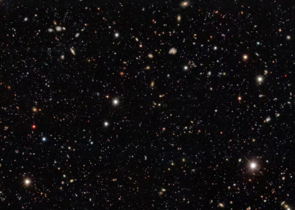 Uma imagem de campo profundo do Dark Energy Survey (DES): quase todos os objetos vistos são galáxias distantes.