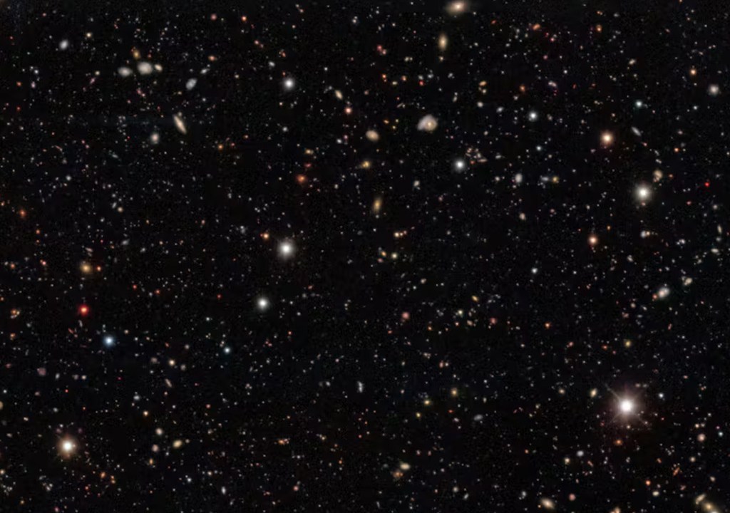 Uma imagem de campo profundo do Dark Energy Survey (DES): quase todos os objetos vistos são galáxias distantes.