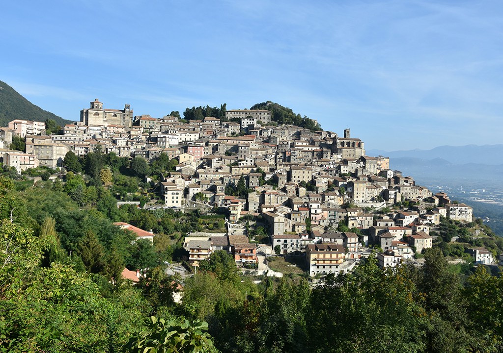 Uma vista panorâmica de Patrica, uma vila nas montanhas da região do Lácio, Itália.