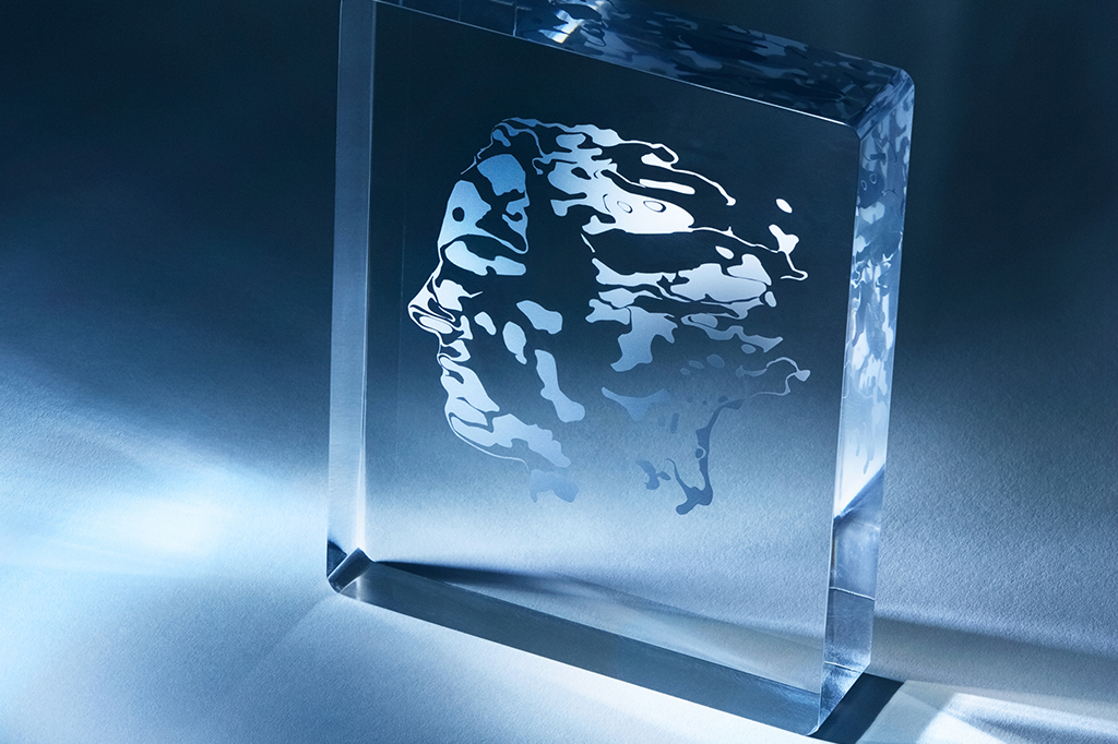 Logo da Premiação Abel aplicado em paralelepípedo de vidro.