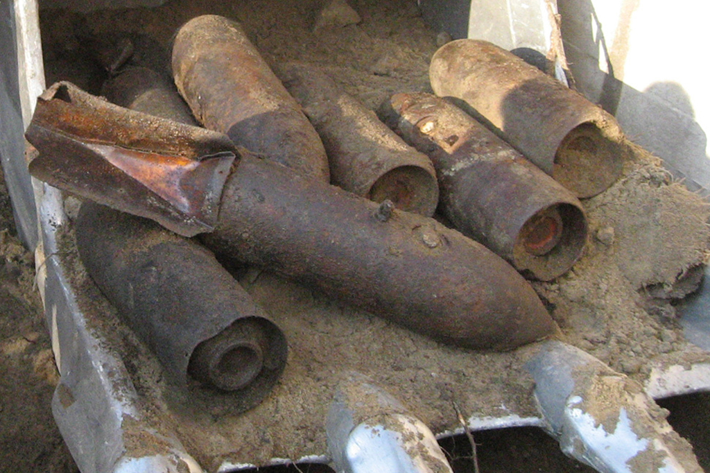 Desenterro de grandes quantidades de restos explosivos de guerra (ERW). Mais de oitenta bombas aéreas alemãs não detonadas da Segunda Guerra Mundial foram descobertas no centro de uma vila norueguesa.