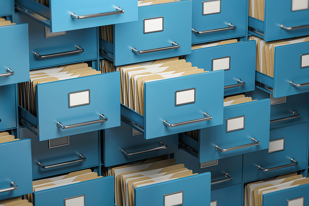 Conceito de armazenamento representado com várias gavetas de arquivos abertas.