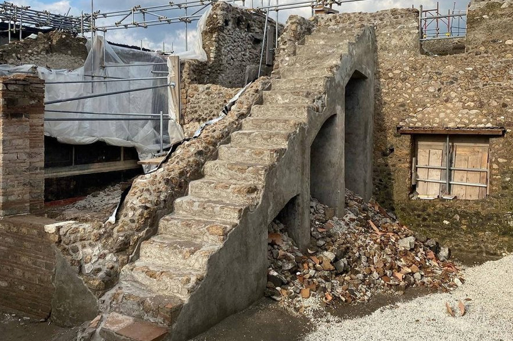 Vista de uma antiga domus durante escavações arqueológicas no antigo sítio arqueológico de Pompéia, Itália, nesta foto obtida pela Reuters em 25 de março de 2024.