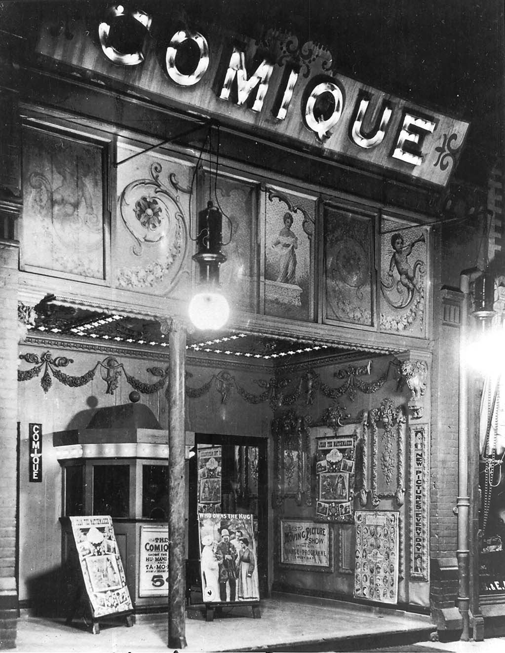 Foto em preto e branco da fachada ornamentada de um cinema do tipo nickelodeon em Toronto, no Canadá.