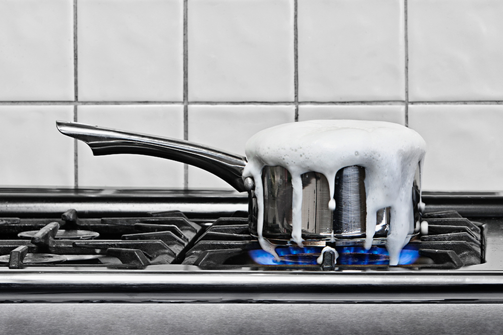 Por que o leite sobe e cai da panela quando ferve, mas a água não?