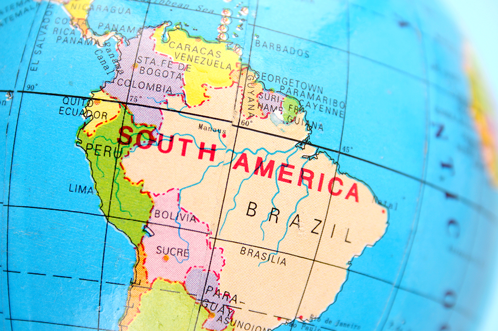 Foto aproximada do território brasileiro em um globo.