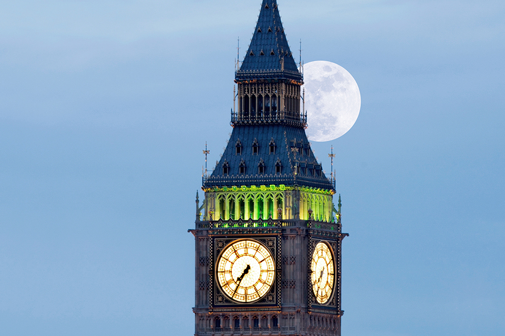 Nascer da lua atrás do relógio Big Ben, em Londres.