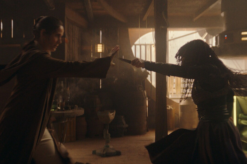 Duas mulheres lutando. Na esquerda, Jedi Master Indara ( Carrie-Anne Moss) e à direita, Mae (Amanda Stenberg).