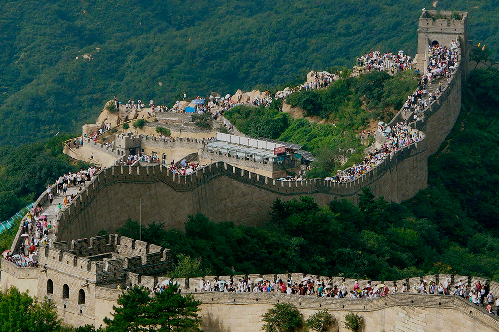 Visitantes andando na Muralha da China