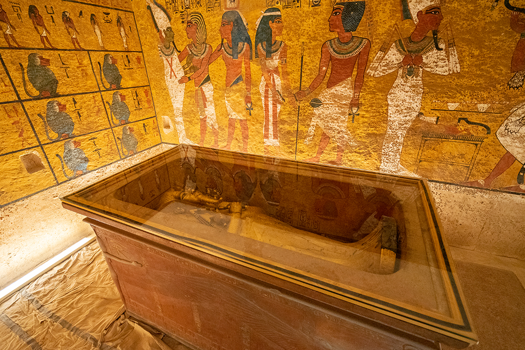 Tumba da múmia Faraó Tutancâmon em tumbas no vale dos reis em Luxor, perto do Rio Nilo, Egito.