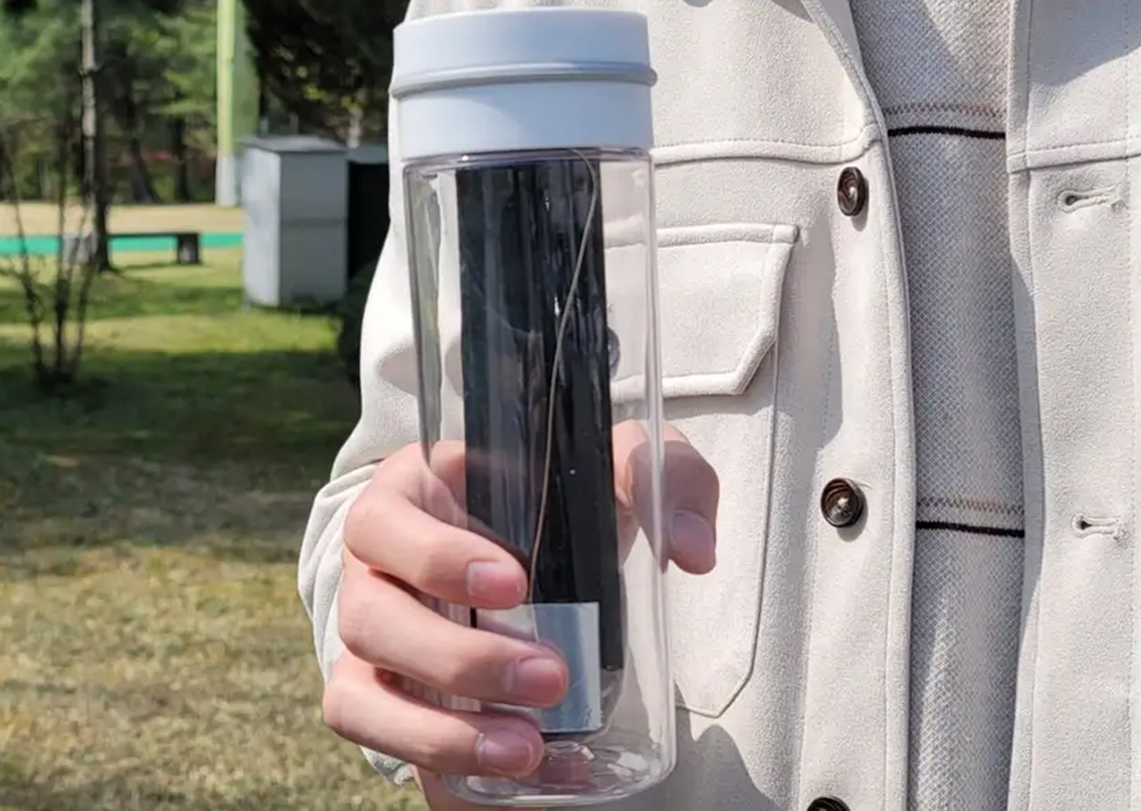 Esta garrafa purifica água usando apenas a energia de uma caminhada