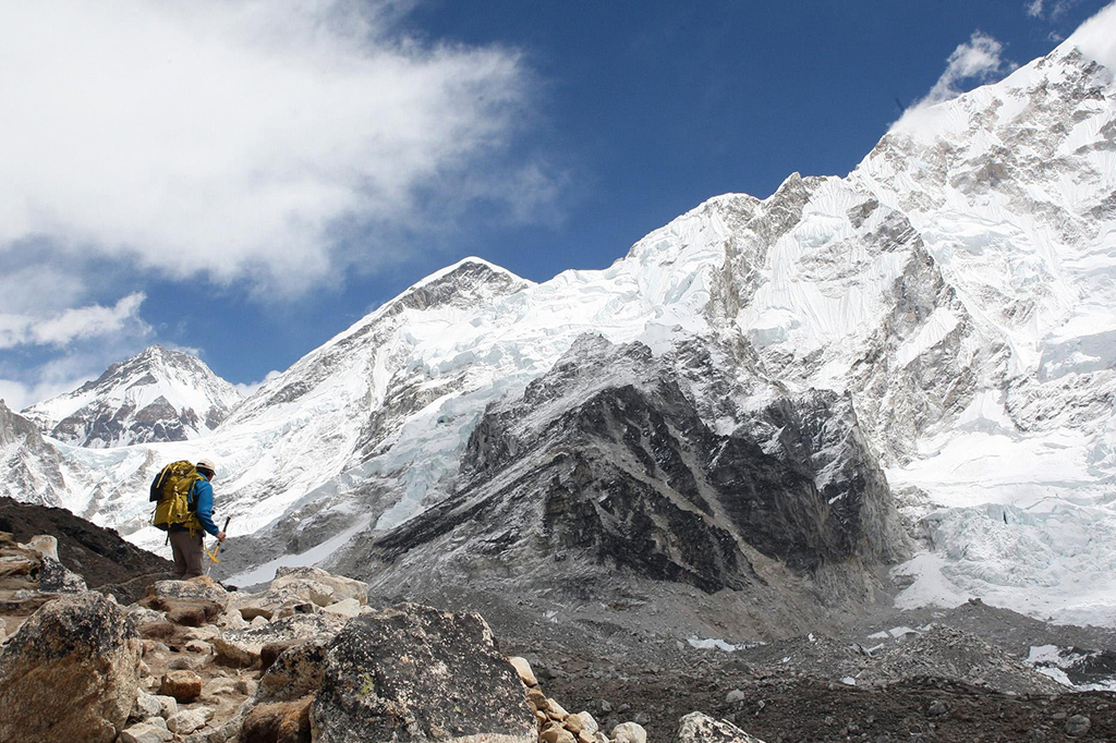 Pessoa fazendo escalagem no Monte Everest, na Ásia.