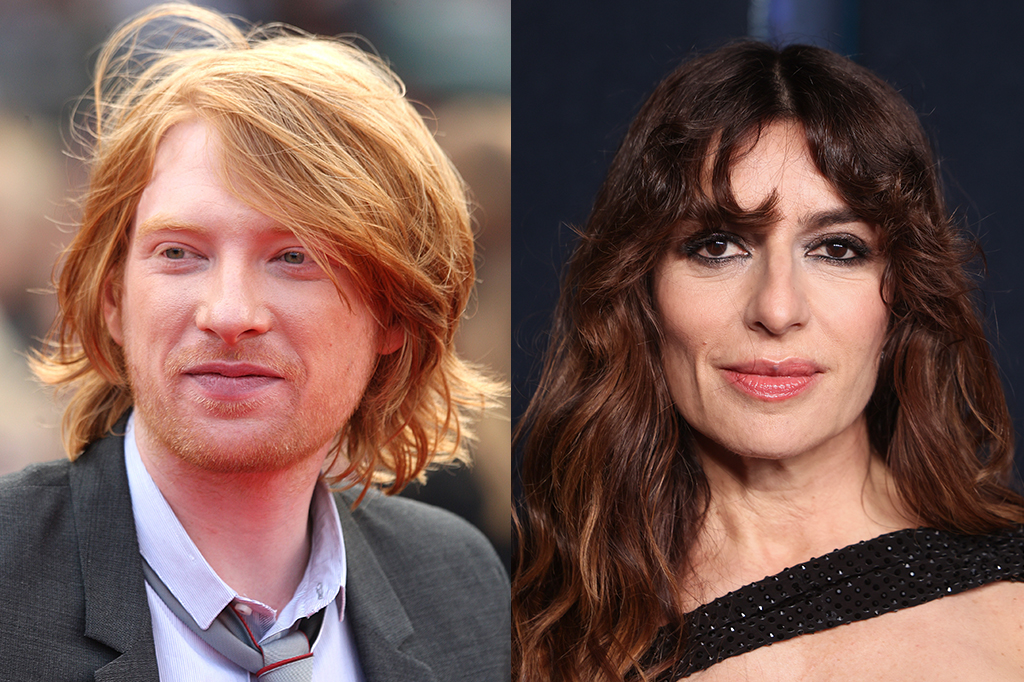 À esquerda, Domhnall Gleeson, homem ruivo de olhos verdes e, à direita, Sabrina Impacciatore, mulher branca de cabelos castanhos. Está usando uma maquiagem preta e uma roupa preta brilhante.