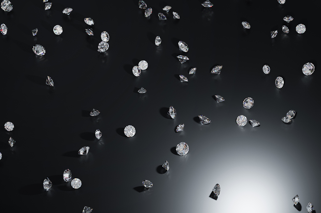 Pequenas pedras de diamante dispostas em um fundo preto.