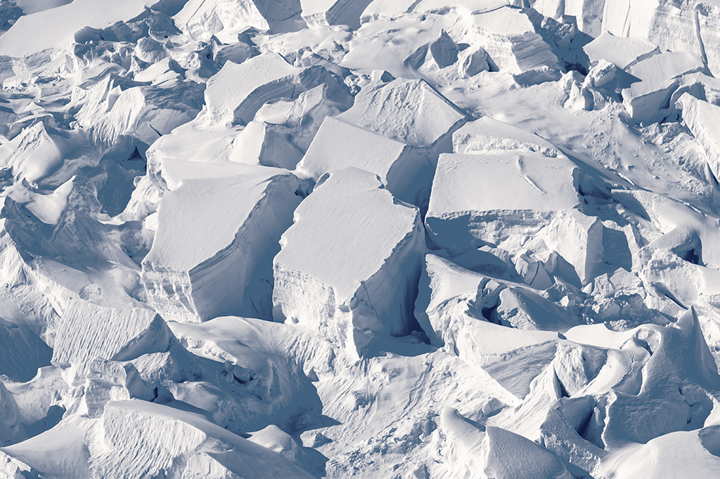 Foto aproximada da superfície de uma geleira.