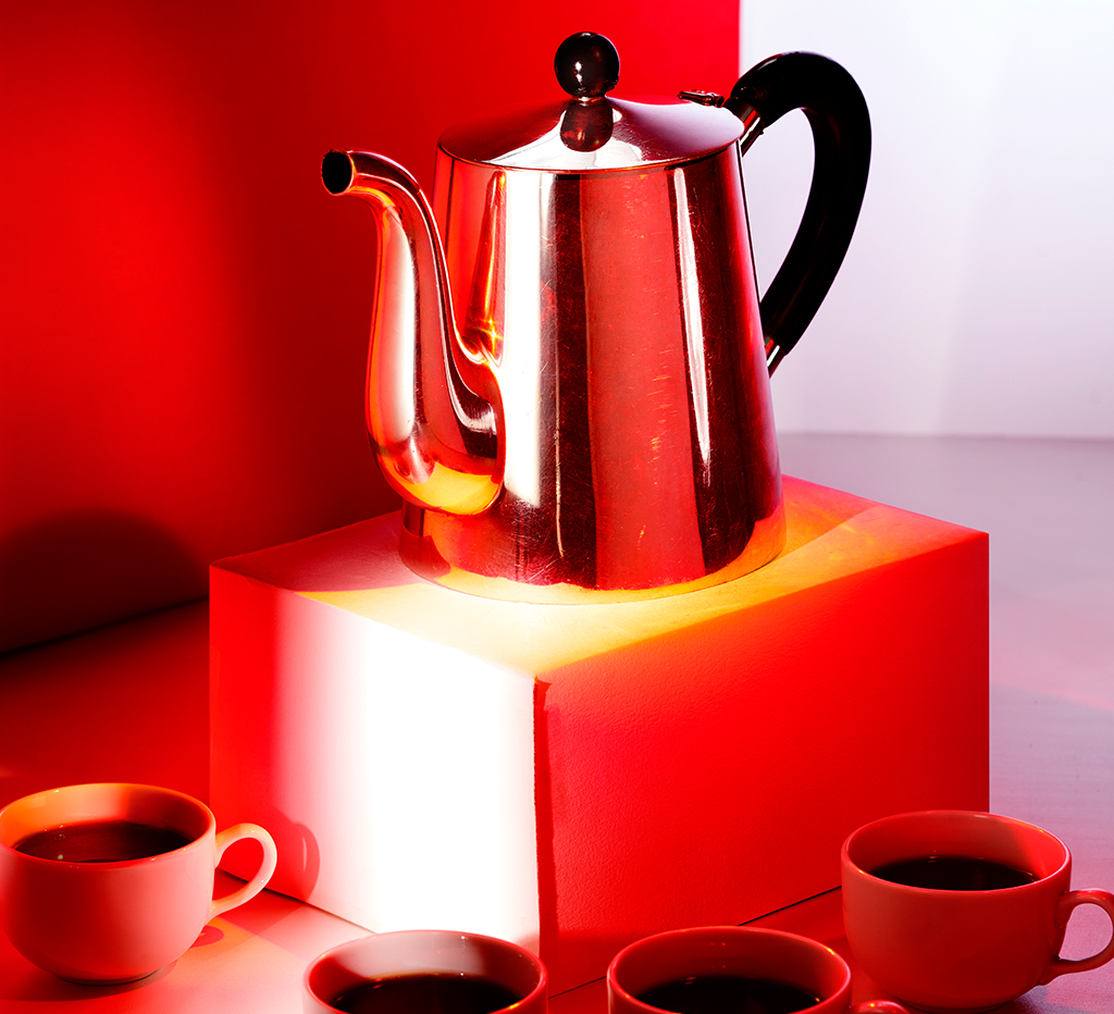 Foto de uma chaleira e diversas xícaras preenchidas com café.