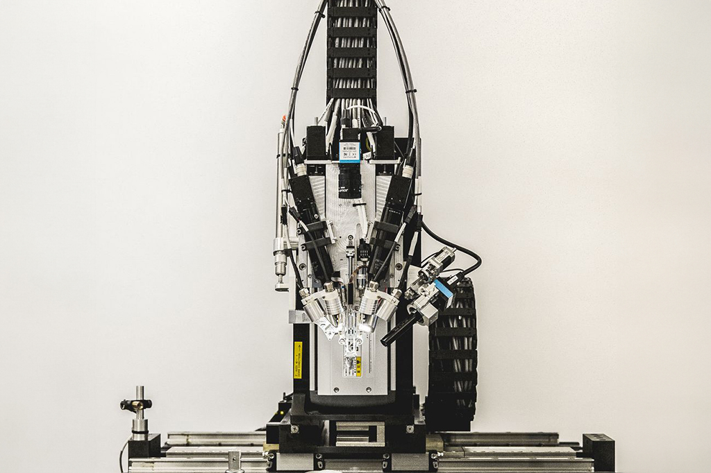 Imagem do protótipo do robô R1, que foi desenvolvido pela Neuralink e insere microfios no cérebro.