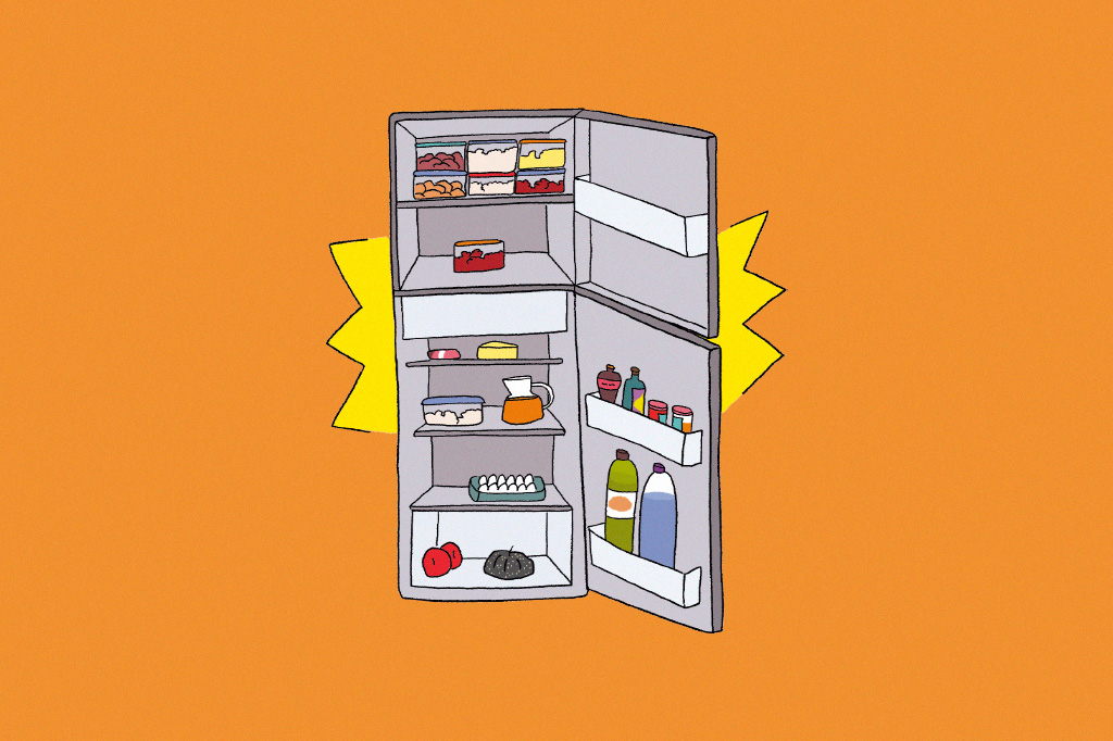 Vista frontal de uma geladeira aberta com alguns potes de marmitas no freezer e uma outra sozinha descongelado nas prateleiras embaixo.