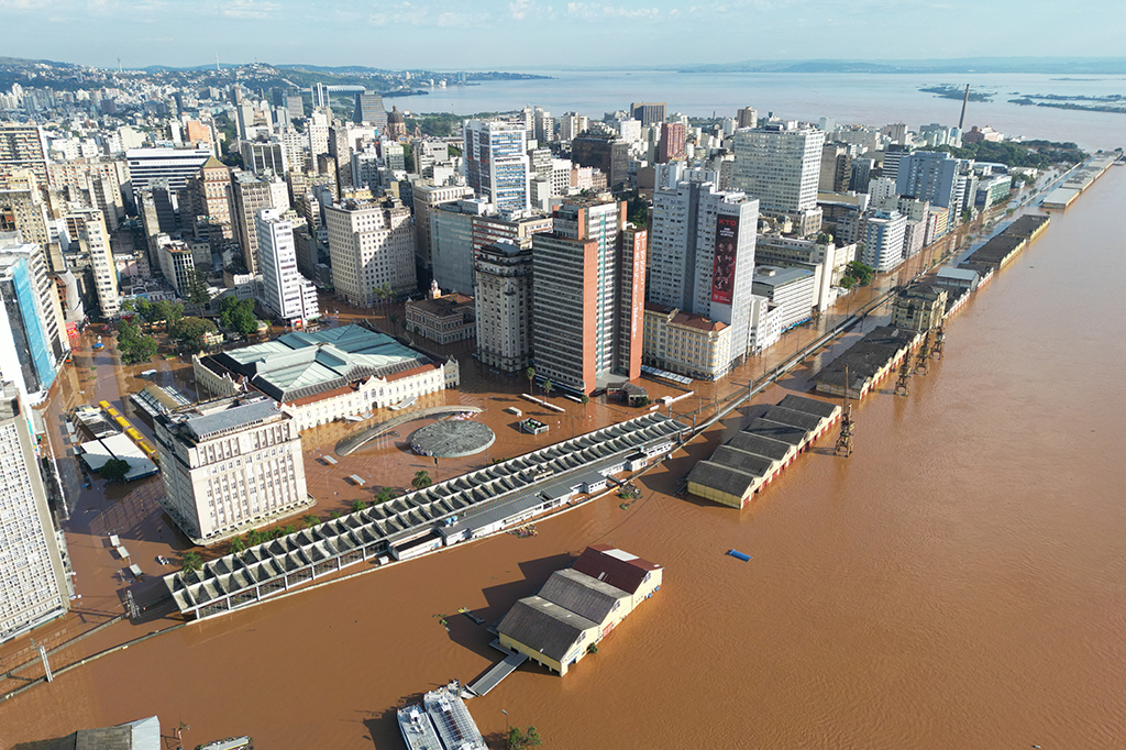 Vista aérea do Centro de Porto Alegre, capital do Rio Grande do Sul após o transbordamento do Rio Guaíba.