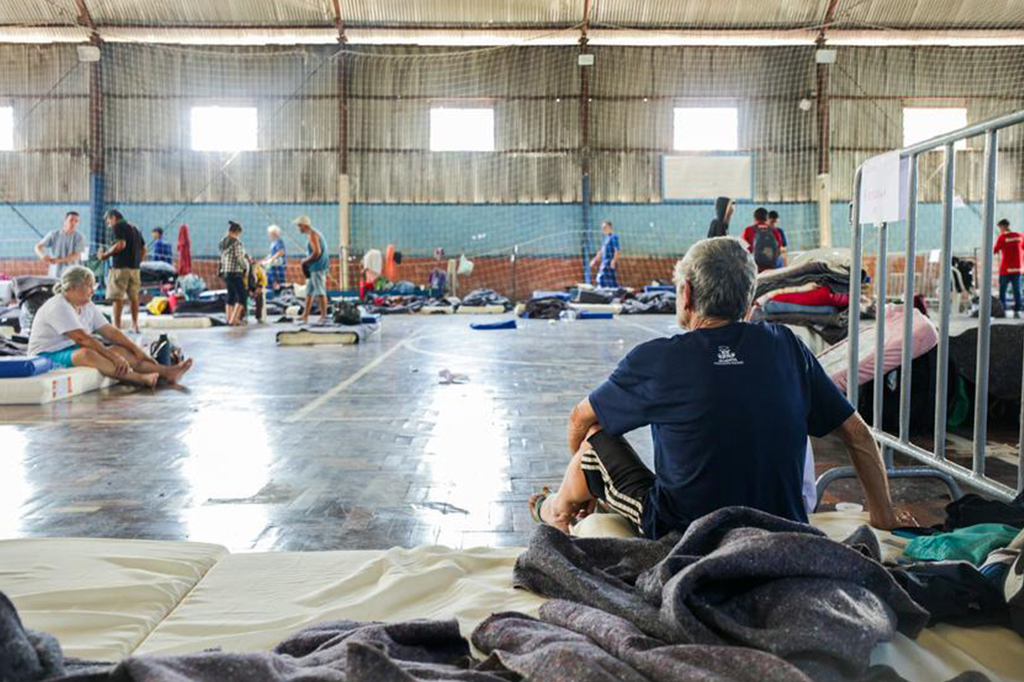 Abrigo montado pela prefeitura no Ginásio do Demhab.