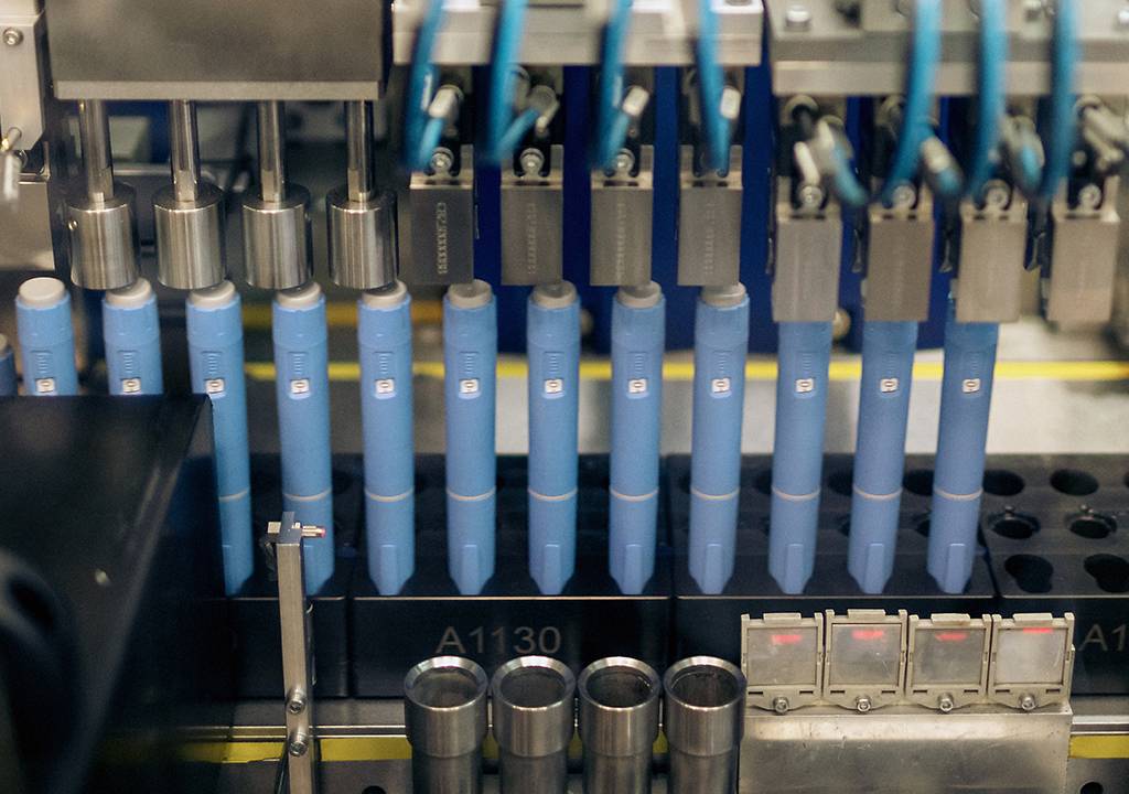 Canetas injetoras em linha de produção.