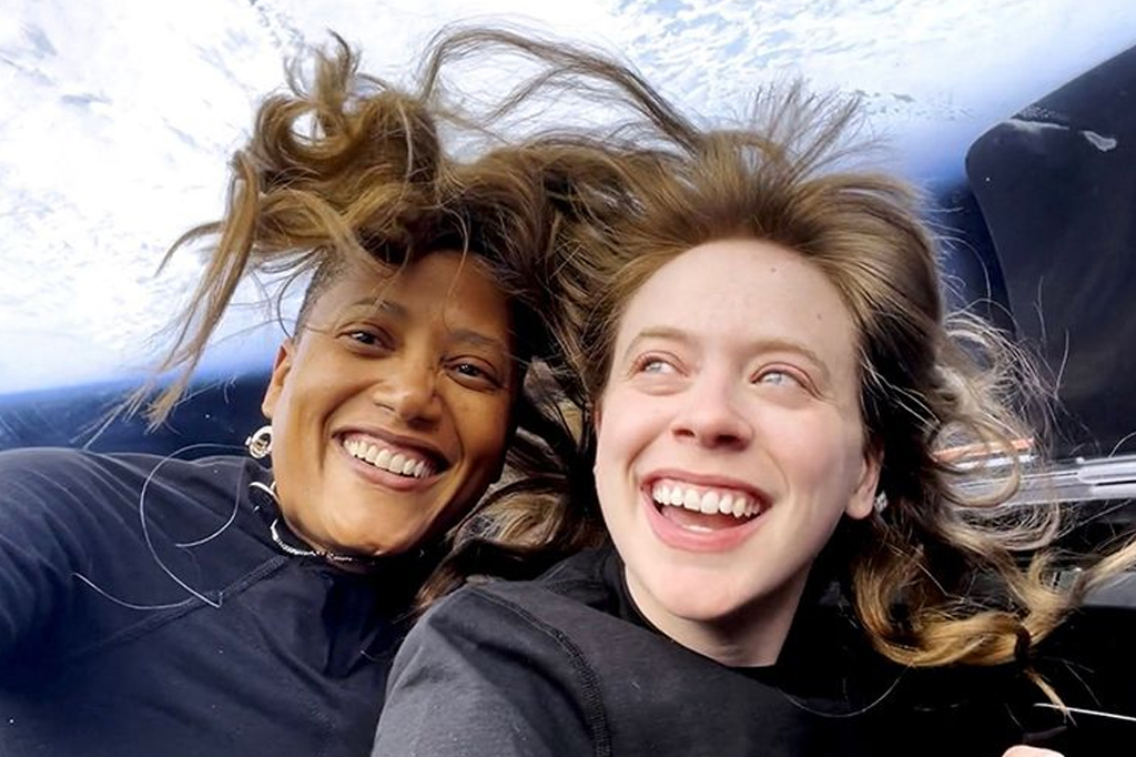 Duas mulheres em voo espacial com cabelos aos ventos.