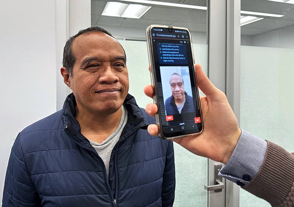 Demonstração de um exame facial feito com smartphone.