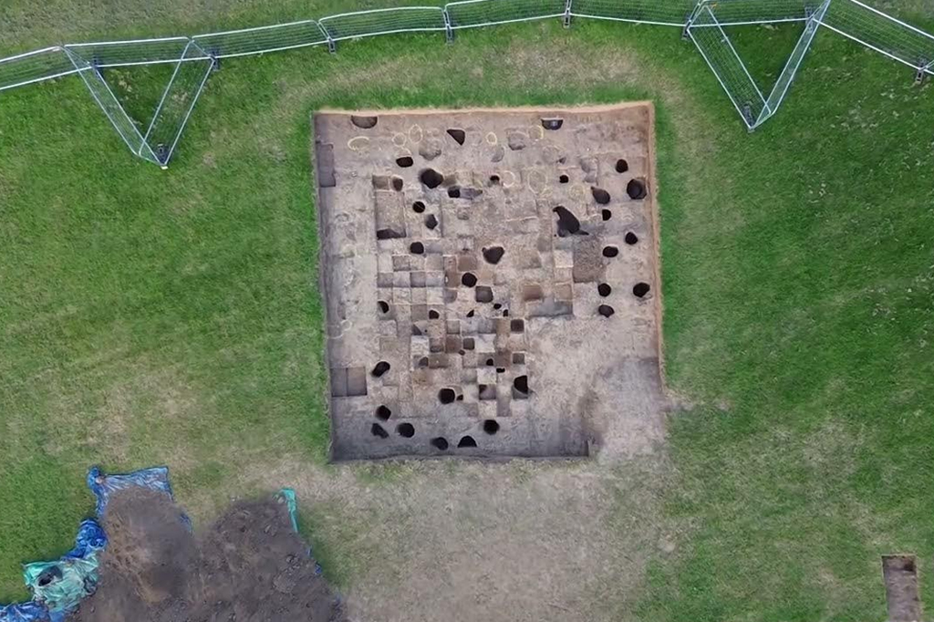 Artefatos da Era de Bronze são encontrados debaixo de campo de futebol