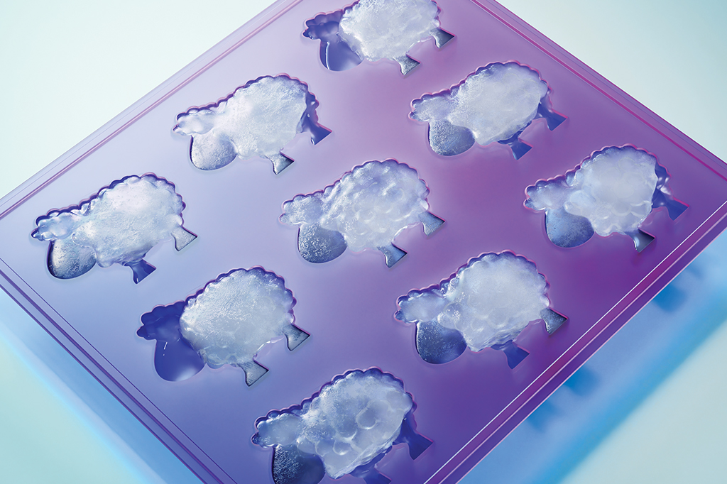 Bandeja de gelo em formato de ovelhinhas.
