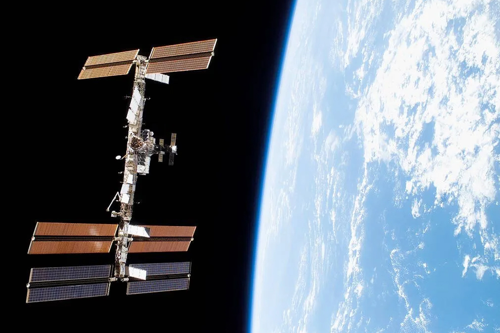 A Estação Espacial Internacional, vista do ônibus espacial Discovery em 2007