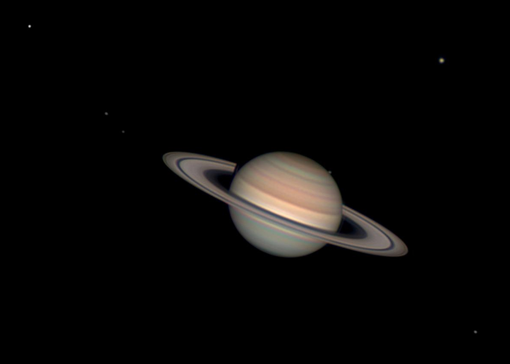 Saturno com seis luas.