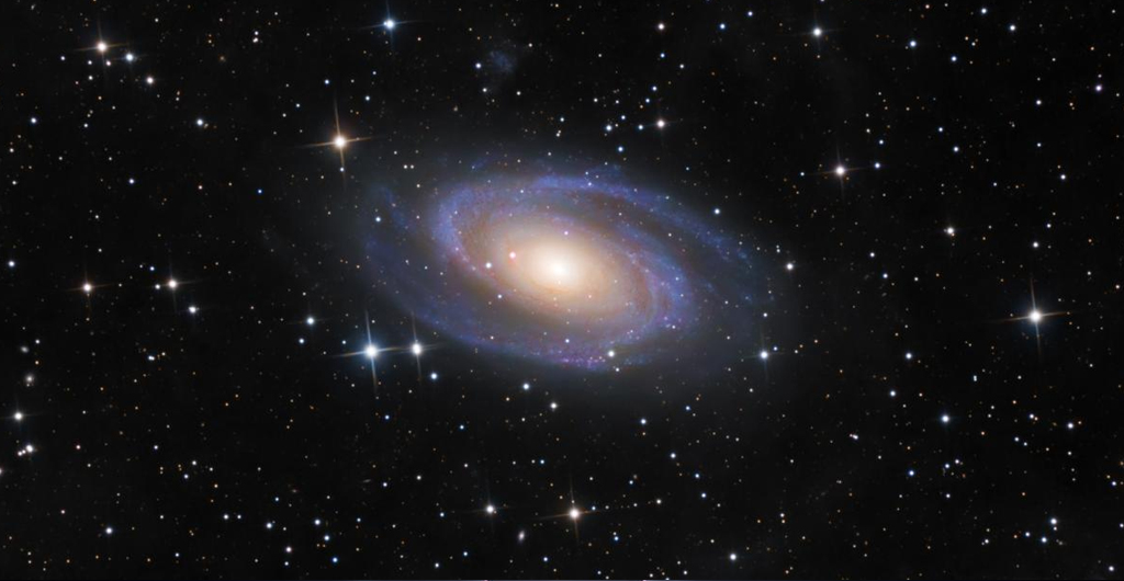 M81, uma galáxia espiral de grande design.