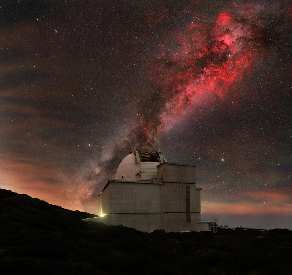 Telescópio Isaac Newton na borda da instalação do telescópio em La Palma.