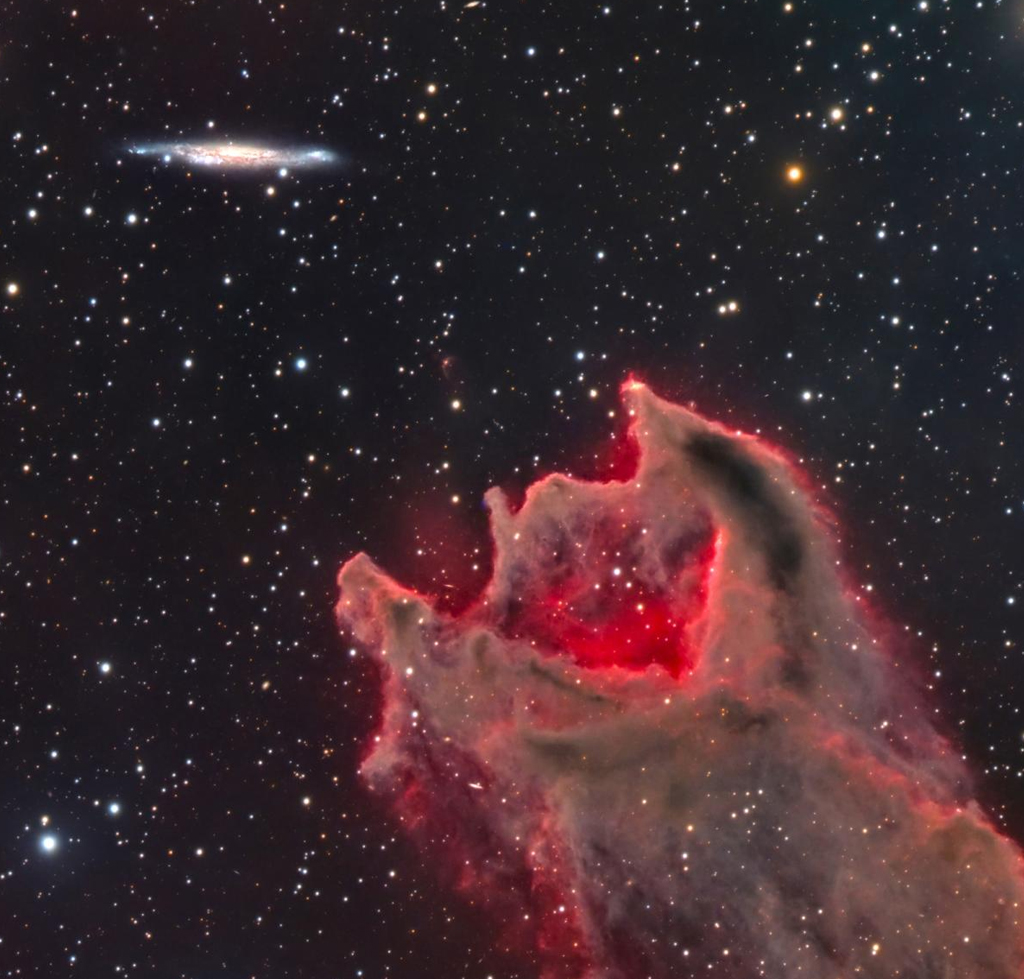 Complexo de nebulosidade e poeira com um formato muito peculiar, localizado na constelação sul de Puppis.