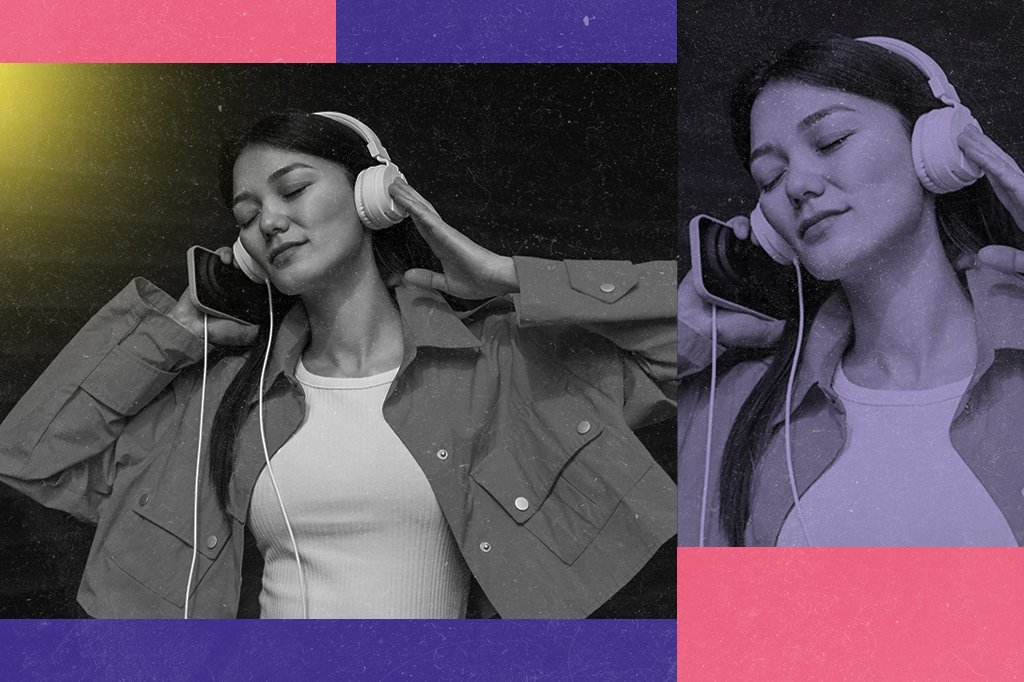Uma mulher ouvindo música de olhos fechados, com headphones.