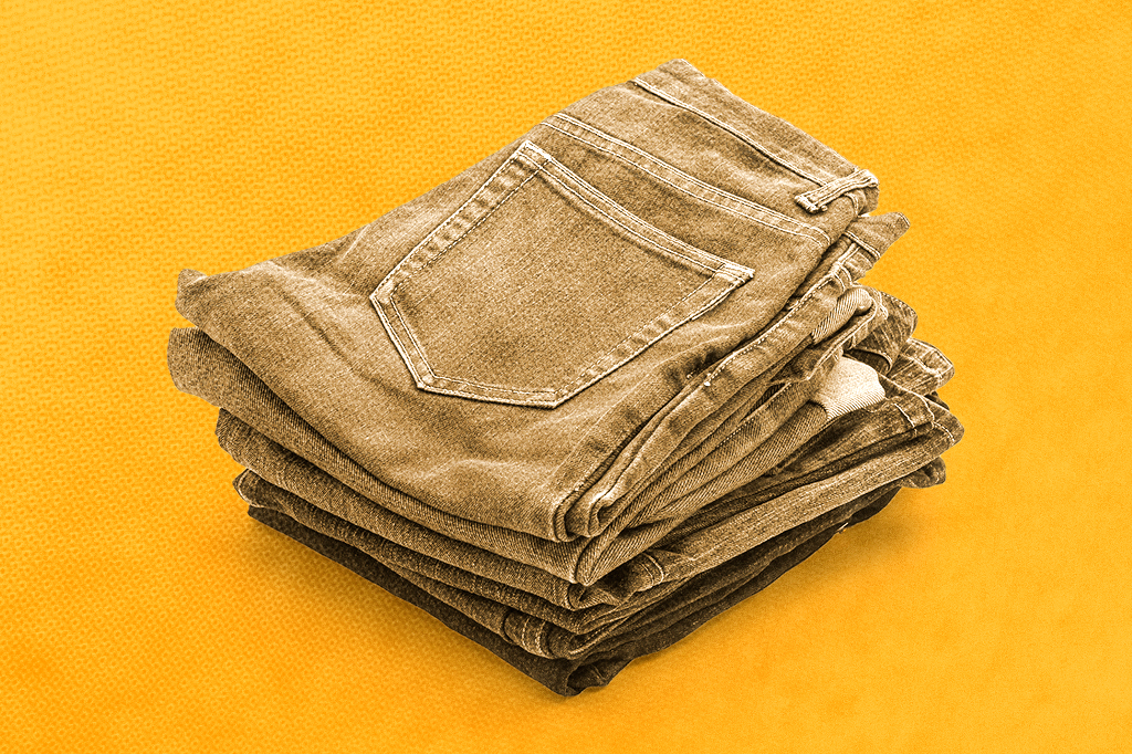 Imagem de uma pilha de calça jeans dobradas.