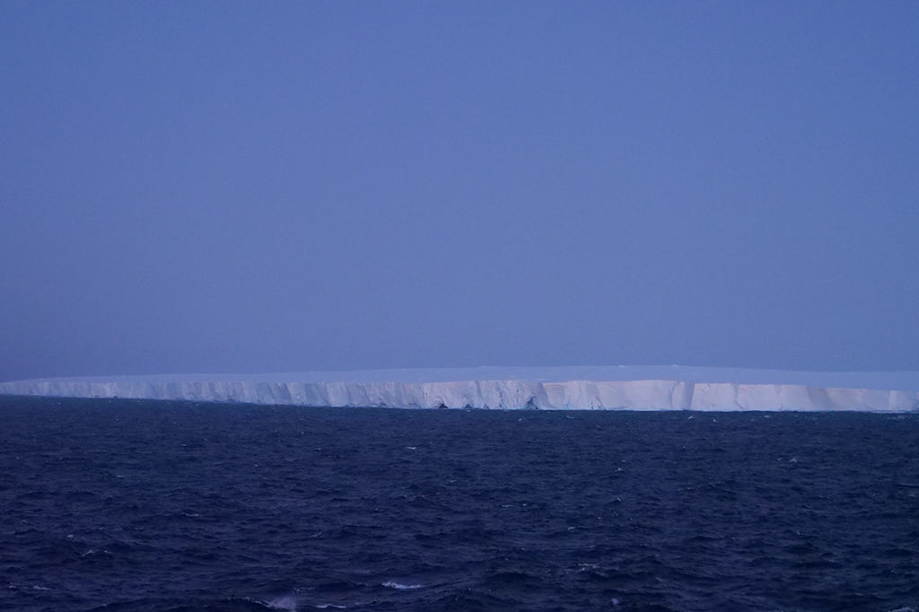 Maior iceberg do mundo está preso numa “armadilha marítima”; entenda