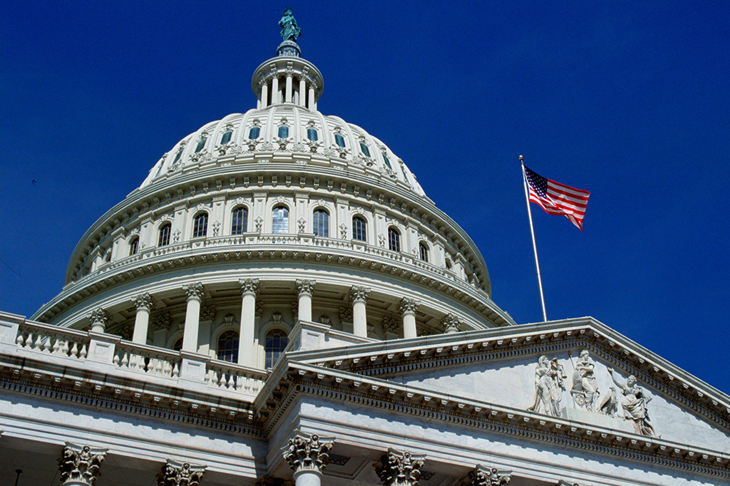 A bandeira com estrelas e listras hasteada no Capitólio, Washington, EUA.