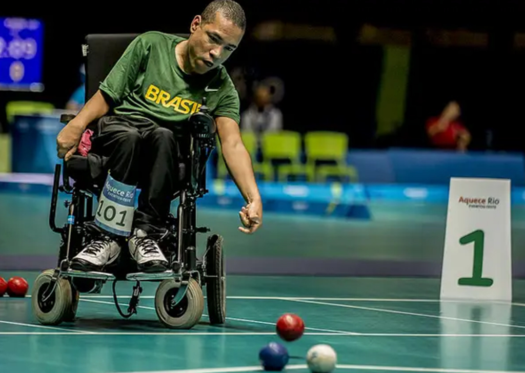 Atleta paralímpico de bocha.