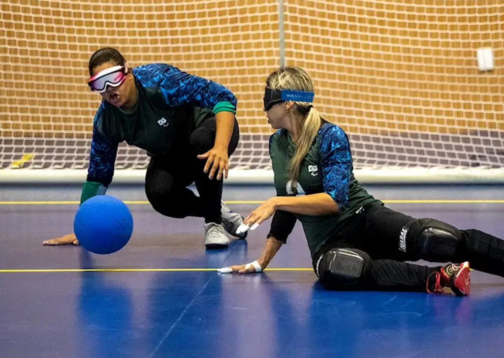 Atletas paralímpicos de goalball.