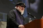 O escritor George R.R. Martin fala no palco de 