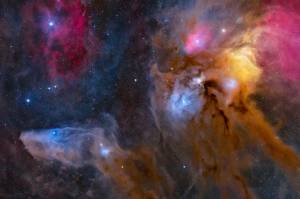 1609-astronomy-photographer-Bence-Toth Esta imagem mostra as formações de poeira e gás em torno da estrela Antares. O fotógrafo viajou para a Namíbia como parte de uma expedição astrofotográfica para capturar esta imagem. Uma lente telefoto foi usada para alcançar o enorme campo de visão, mas um mosaico de cinco painéis – três painéis RGB e dois painéis H-alfa – foi necessário para mostrar esta enorme região em uma imagem.