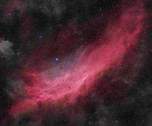 1609-astronomy-photographer-Daniele-Borsari Esta imagem apresenta uma integração profunda na nebulosa da Califórnia, NGC 1499, uma nebulosa de emissão na constelação de Perseu. Está localizado a uma distância de cerca de 1.000 anos-luz da Terra e é visível graças à ionização de gases pela estrela gigante azul Xi Persei, ou Menkib
