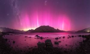 1609-astronomy-photographer-Larryn-Rae A aurora austral capturada acima das montanhas em Queenstown, Nova Zelândia. É um panorama de 19 imagens que captura todos os raios rápidos que iluminaram o céu em fevereiro de 2023. O fotógrafo usou uma câmera astro-modificada para capturar todos os tons rosa da aurora, o que cria uma imagem final incrivelmente dinâmica.
