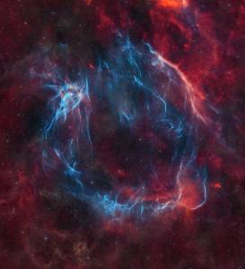 Esta fotografia é o resultado de 3.559 frames, 260 horas de exposição e telescópios em três continentes. A equipe trabalhou para explorar e fotografar um gigantesco remanescente de supernova até então desconhecido no centro da constelação de Cassiopeia.