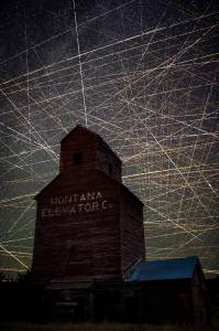1609-astronomy-photographer-Matt-Jackson Esta imagem mostra todos os satélites capturados durante uma hora de uma série de lapso de tempo. O fotógrafo escolheu este assunto para destacar suas preocupações com a privacidade e o poder que advém do controle da tecnologia