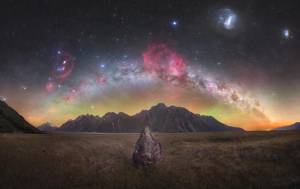 1609-astronomy-photographer-Tom-Rae Esta fotografia mostra os picos escarpados do vale da Tasmânia alcançando as características impressionantes do céu noturno de verão do hemisfério sul. Inclui as nuvens de hidrogénio da nebulosa Gum – a região vermelha central – e várias outras regiões de formação estelar activa que se estendem pelos braços mais ténues da Via Láctea.