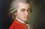 Retrato de Wolfgang Mozart, homem branco, de olhos claros e com cabelos grisalhos.