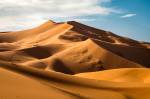 Dunas de um deserto de areia.