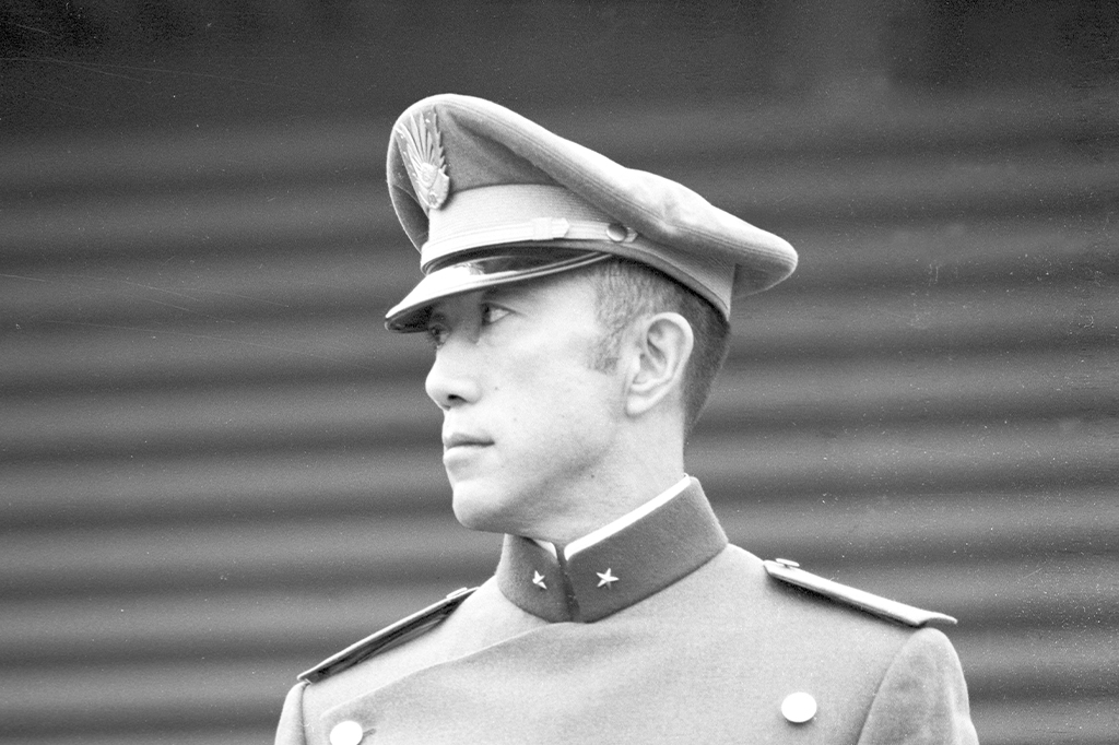 Retrato fotográfico de Mishima Yukio vestindo uniforme militar.